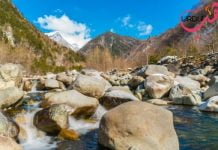 اس منجدھارمیں Urdu Drama Story