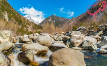 اس منجدھارمیں Urdu Drama Story